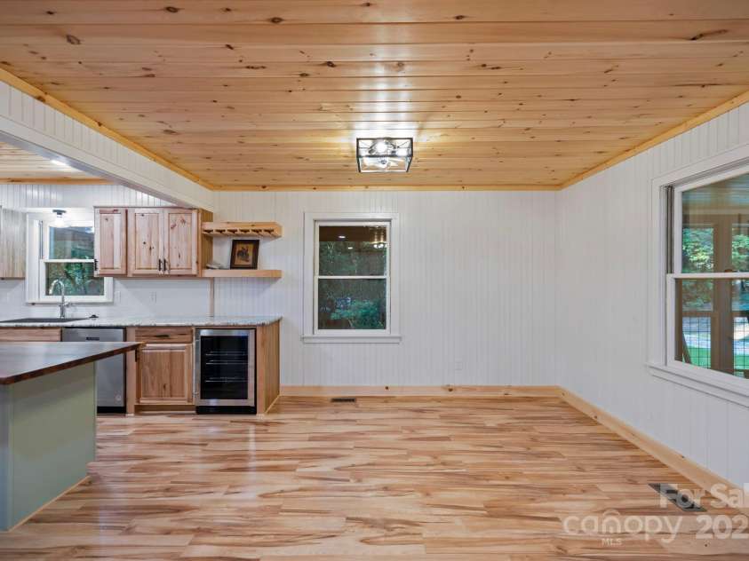327 Flat Ridge Drive, Lake Toxaway, NC 28774.  MLS# CAR4270374, YatesRealty ID 23416. Dining room space