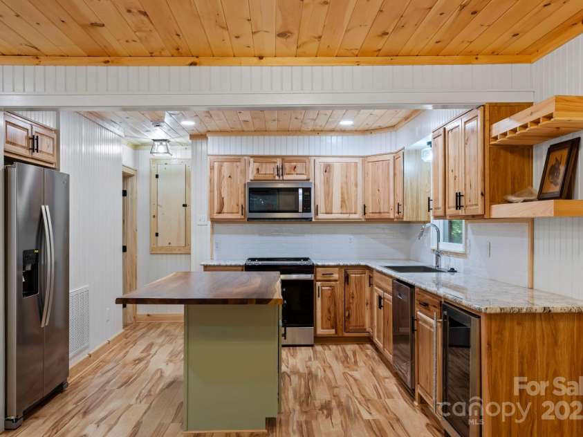 327 Flat Ridge Drive, Lake Toxaway, NC 28774.  MLS# CAR4270374, YatesRealty ID 23416. Kitchen