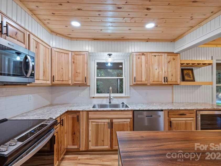 327 Flat Ridge Drive, Lake Toxaway, NC 28774.  MLS# CAR4270374, YatesRealty ID 23416. Kitchen