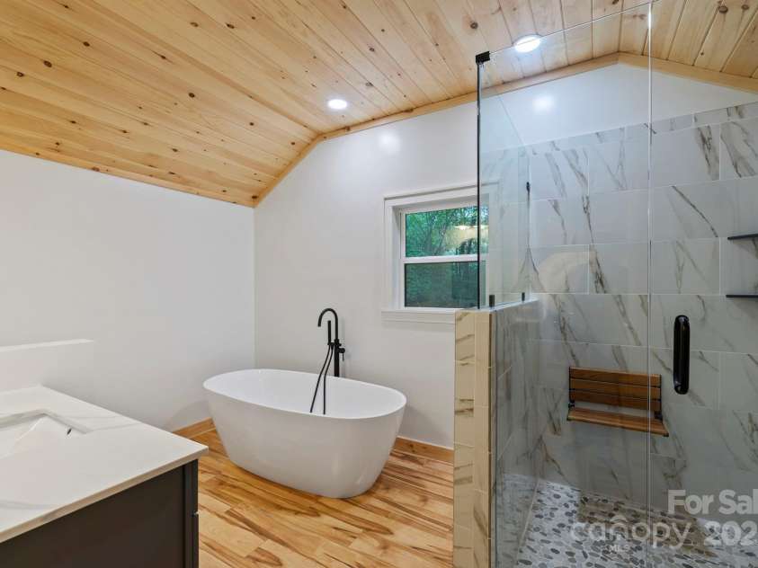 327 Flat Ridge Drive, Lake Toxaway, NC 28774.  MLS# CAR4270374, YatesRealty ID 23416. Upper bathroom