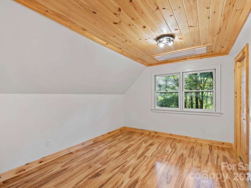 327 Flat Ridge Drive, Lake Toxaway, NC 28774.  MLS# CAR4270374, YatesRealty ID 23416. Upper bedroom