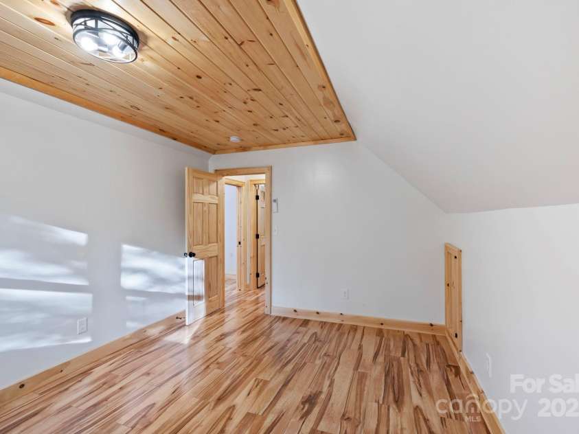 327 Flat Ridge Drive, Lake Toxaway, NC 28774.  MLS# CAR4270374, YatesRealty ID 23416. Upper bedroom