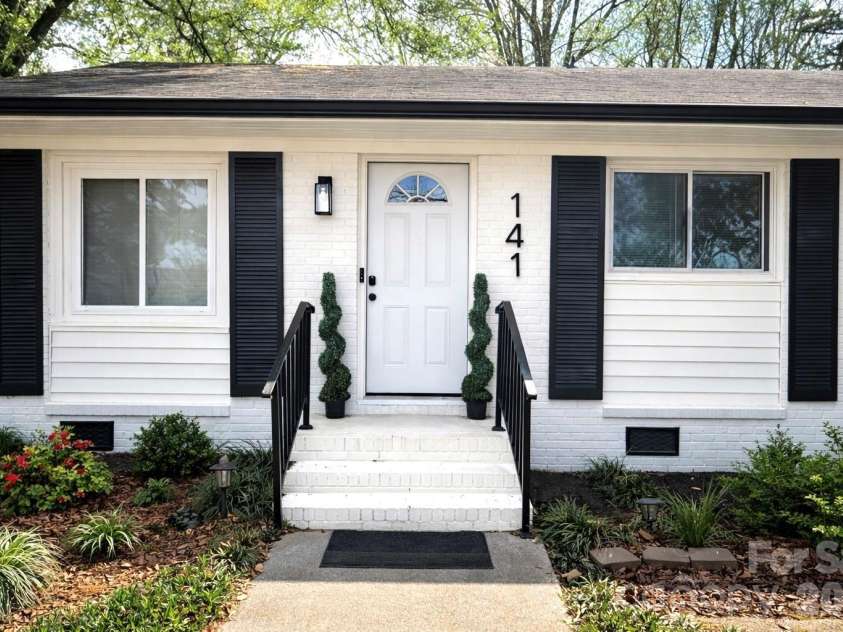 141 Short Hills Drive, Charlotte, NC 28217.  MLS# CAR4364241, YatesRealty ID 23421. 