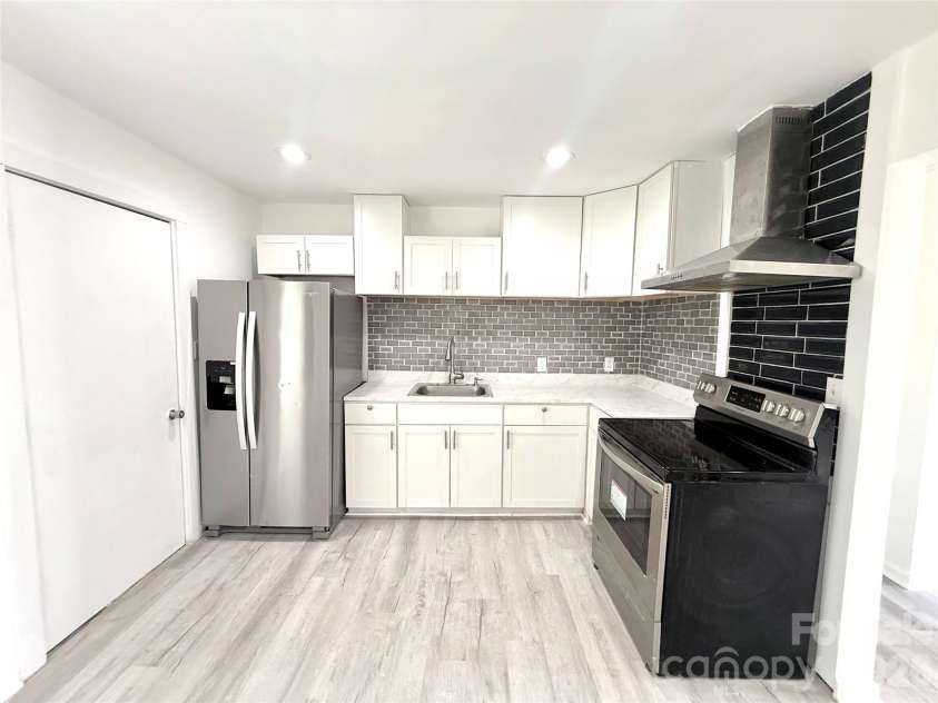 141 Short Hills Drive, Charlotte, NC 28217.  MLS# CAR4364241, YatesRealty ID 23421. 