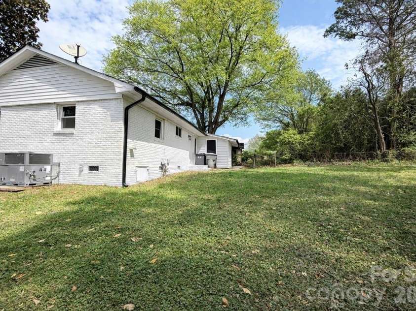 141 Short Hills Drive, Charlotte, NC 28217.  MLS# CAR4364241, YatesRealty ID 23421. 