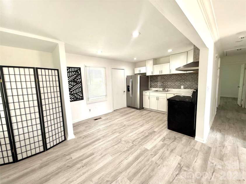 141 Short Hills Drive, Charlotte, NC 28217.  MLS# CAR4364241, YatesRealty ID 23421. 