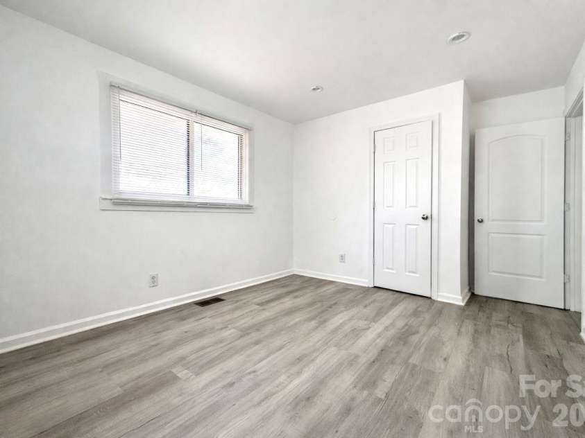 141 Short Hills Drive, Charlotte, NC 28217.  MLS# CAR4364241, YatesRealty ID 23421. 