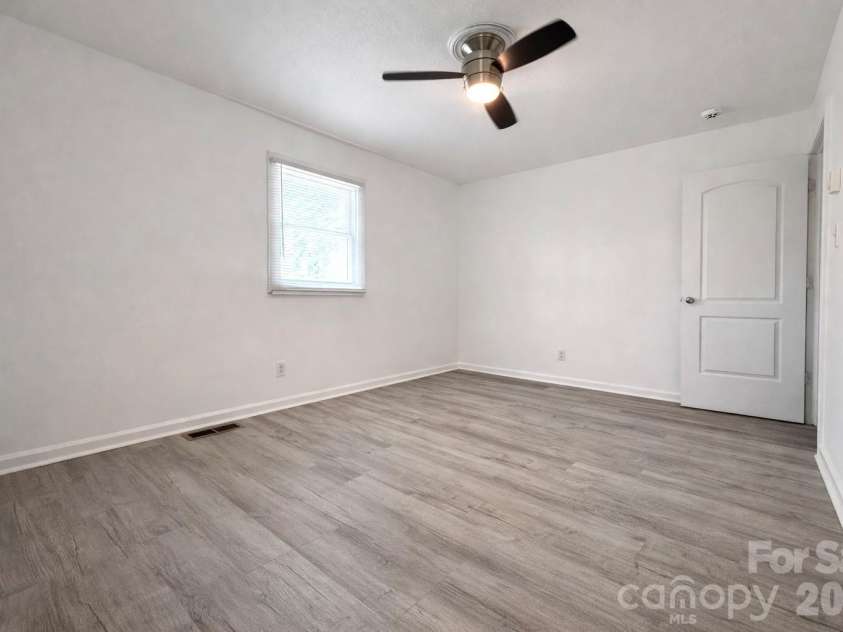141 Short Hills Drive, Charlotte, NC 28217.  MLS# CAR4364241, YatesRealty ID 23421. 