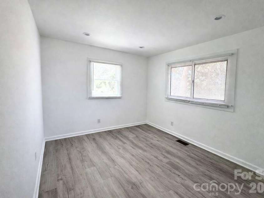 141 Short Hills Drive, Charlotte, NC 28217.  MLS# CAR4364241, YatesRealty ID 23421. 