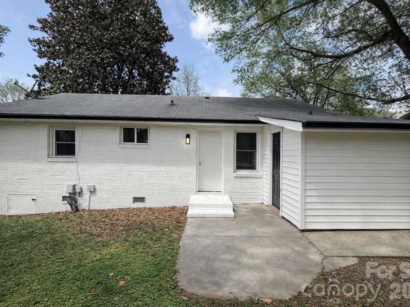 141 Short Hills Drive, Charlotte, NC 28217.  MLS# CAR4364241, YatesRealty ID 23421. 