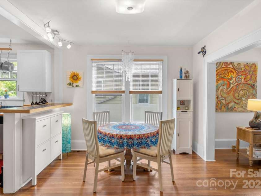 20 Chatham Road, Asheville, NC 28804.  MLS# CAR4259539, YatesRealty ID 23421. 