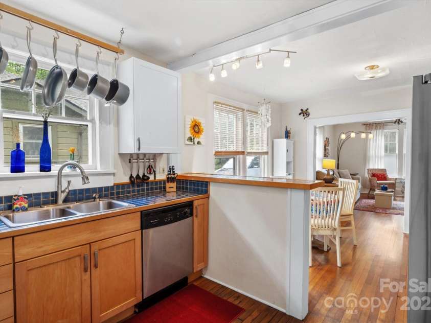 20 Chatham Road, Asheville, NC 28804.  MLS# CAR4259539, YatesRealty ID 23421. 