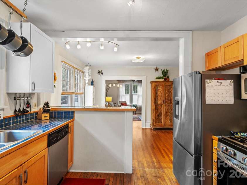 20 Chatham Road, Asheville, NC 28804.  MLS# CAR4259539, YatesRealty ID 23421. 