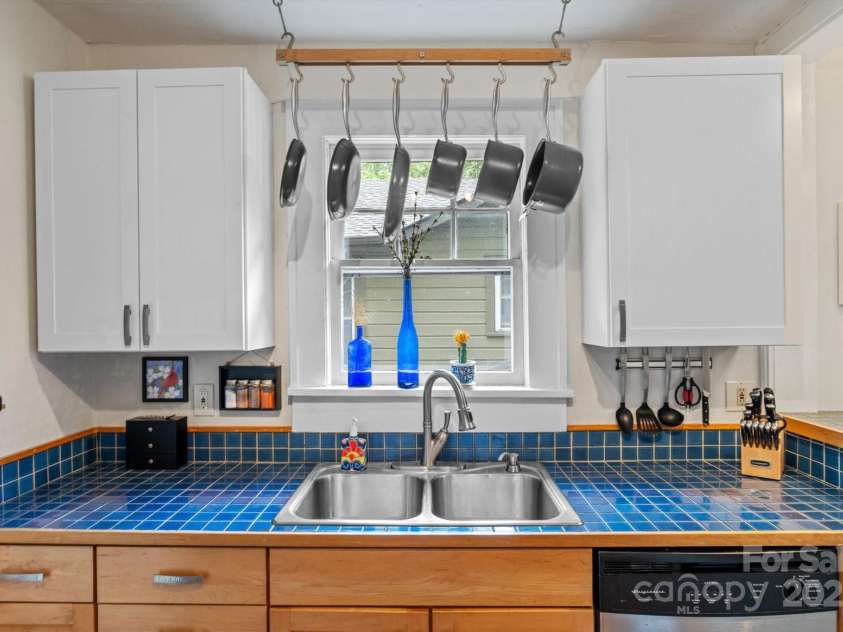 20 Chatham Road, Asheville, NC 28804.  MLS# CAR4259539, YatesRealty ID 23421. 