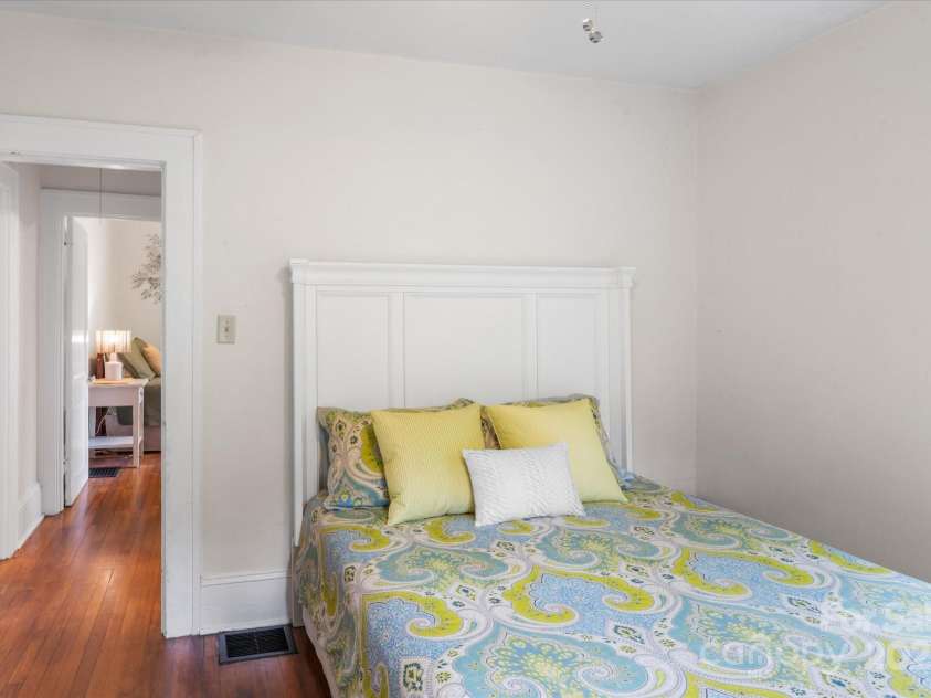 20 Chatham Road, Asheville, NC 28804.  MLS# CAR4259539, YatesRealty ID 23421. 