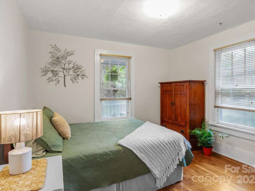 20 Chatham Road, Asheville, NC 28804.  MLS# CAR4259539, YatesRealty ID 23421. 