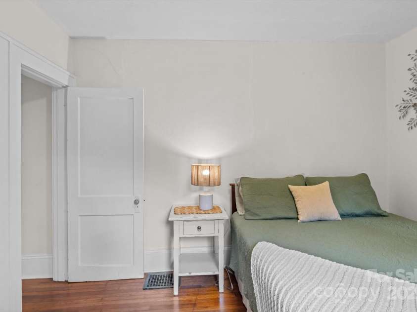 20 Chatham Road, Asheville, NC 28804.  MLS# CAR4259539, YatesRealty ID 23421. 