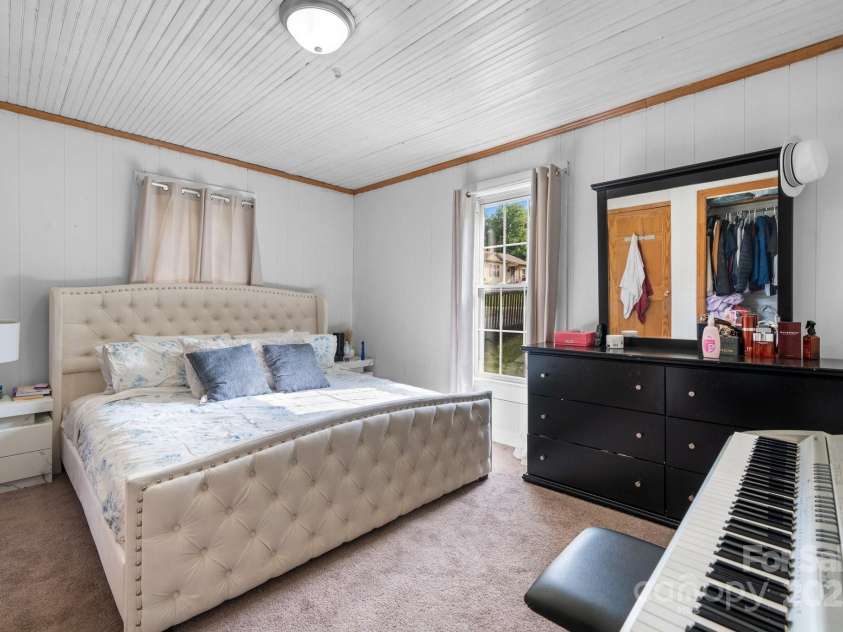 1609 Poplar Street, Lenoir, NC 28645.  MLS# CAR4268343, YatesRealty ID 23422. 