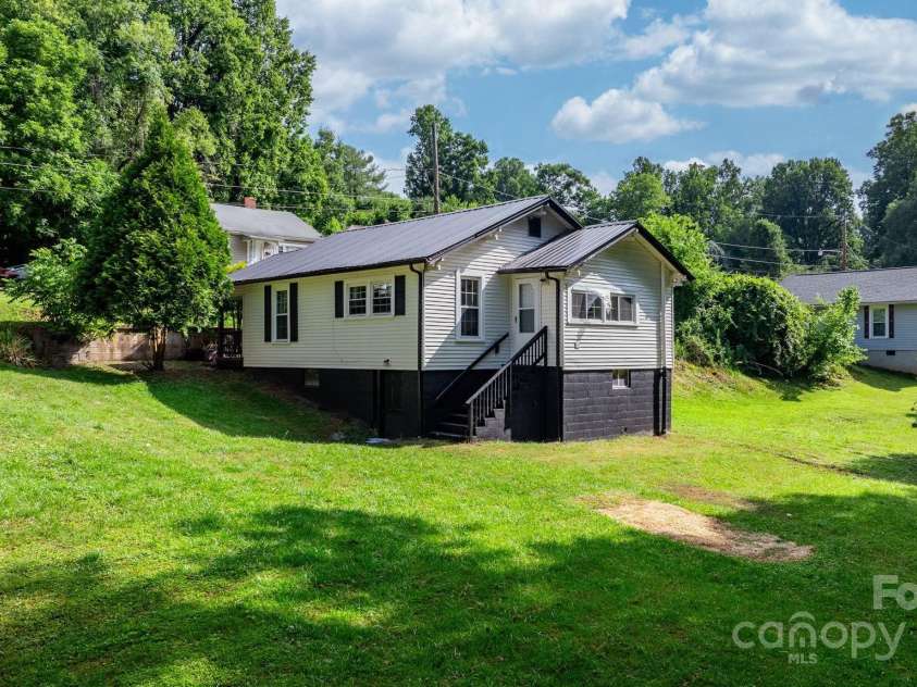 1609 Poplar Street, Lenoir, NC 28645.  MLS# CAR4268343, YatesRealty ID 23422. 