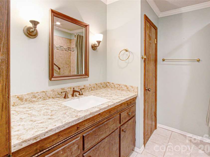 540 Chickadee Lane, Brevard, NC 28712.  MLS# CAR4363992, YatesRealty ID 23422. Hall Bath