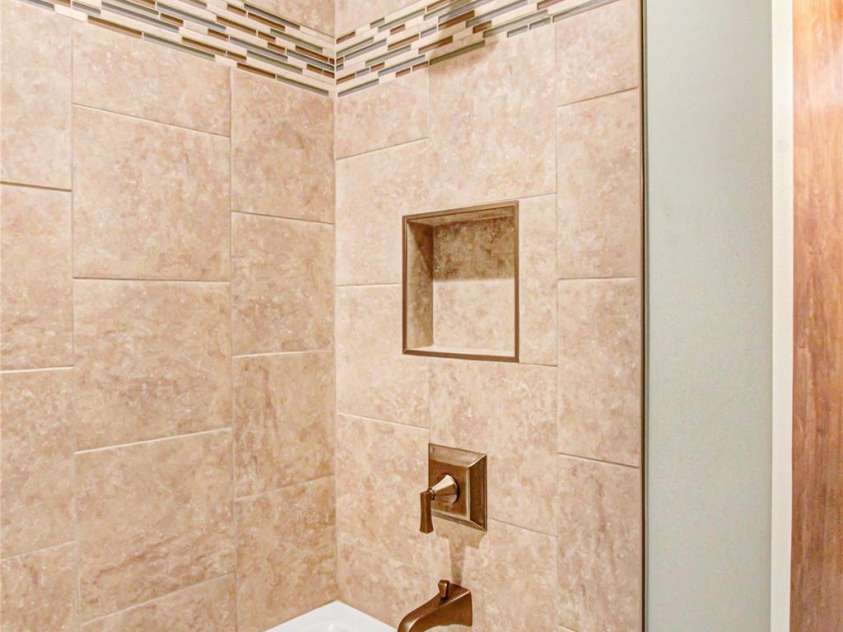 540 Chickadee Lane, Brevard, NC 28712.  MLS# CAR4363992, YatesRealty ID 23422. Hall Bath