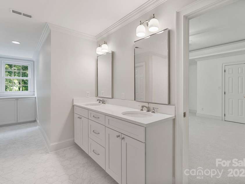 4920 Parview Drive, Charlotte, NC 28226.  MLS# CAR4258852, YatesRealty ID 23423. 