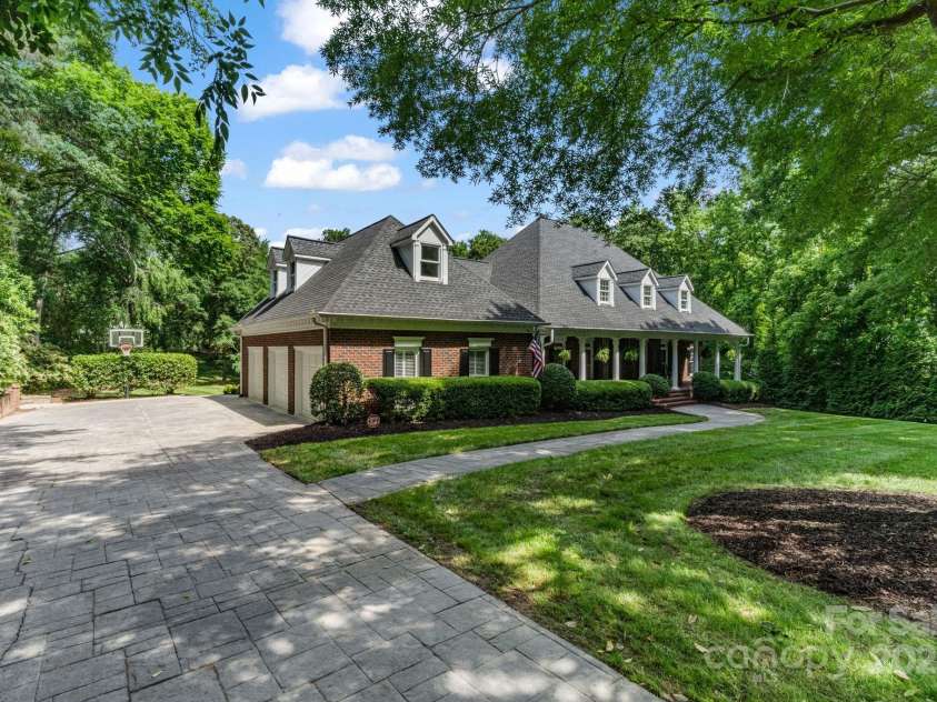 4920 Parview Drive, Charlotte, NC 28226.  MLS# CAR4258852, YatesRealty ID 23423. 