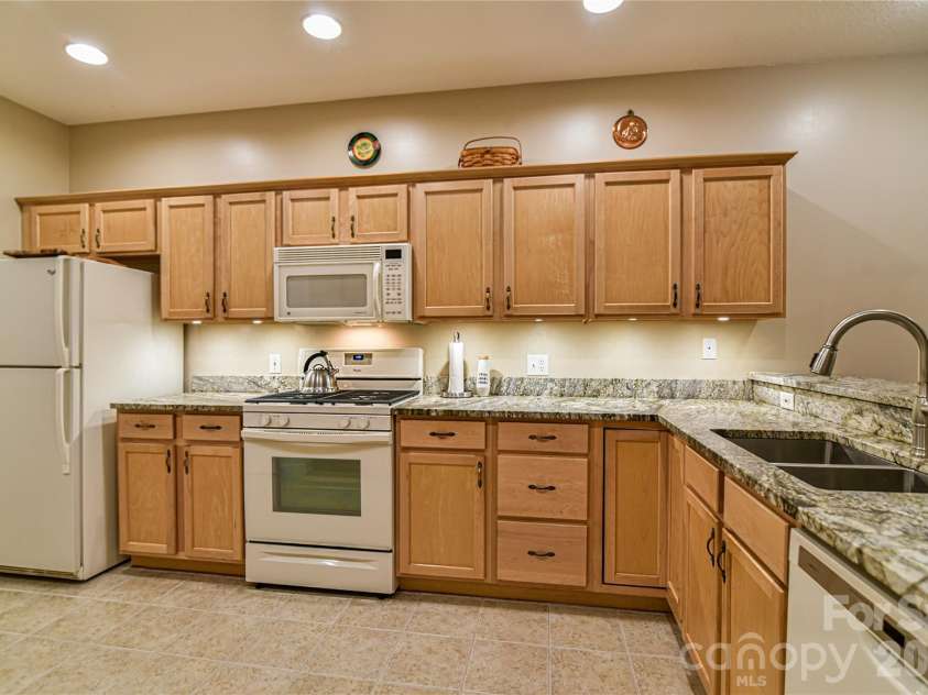 11 Outlook Circle, Swannanoa, NC 28778.  MLS# CAR4380390, YatesRealty ID 23426. Home cooks will appreicate the gas range.