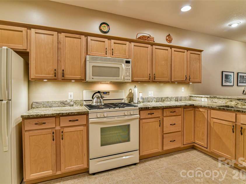 11 Outlook Circle, Swannanoa, NC 28778.  MLS# CAR4380390, YatesRealty ID 23426. Spacious kithcne with recessed lighting.
