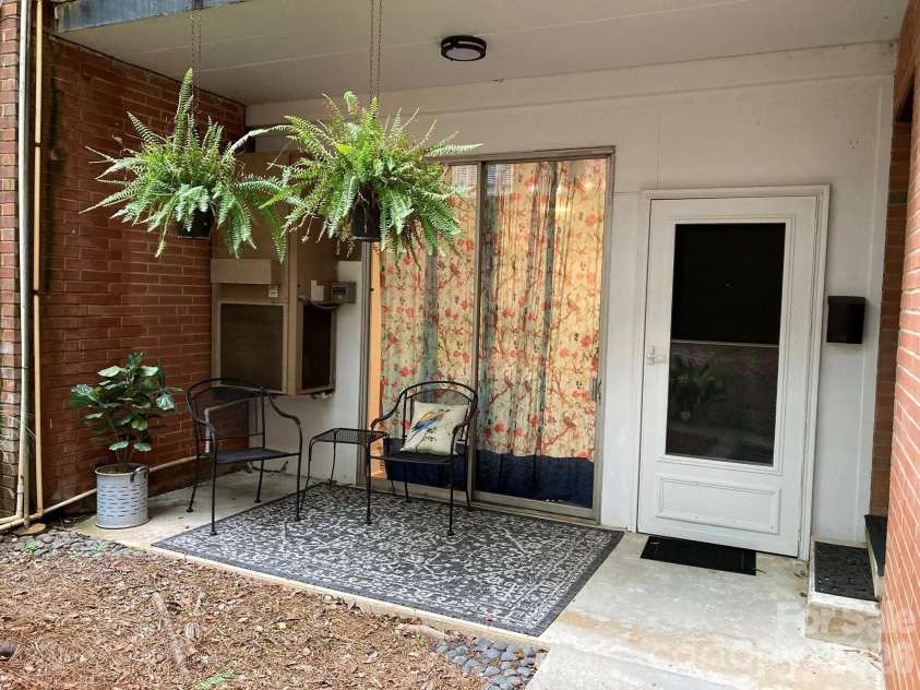 400 Queens Road, Charlotte, NC 28207.  MLS# CAR4373514, YatesRealty ID 23429. 