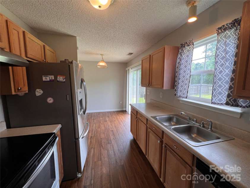 5523 Stone Bluff Court, Charlotte, NC 28214.  MLS# CAR4261273, YatesRealty ID 23429. Kitchen