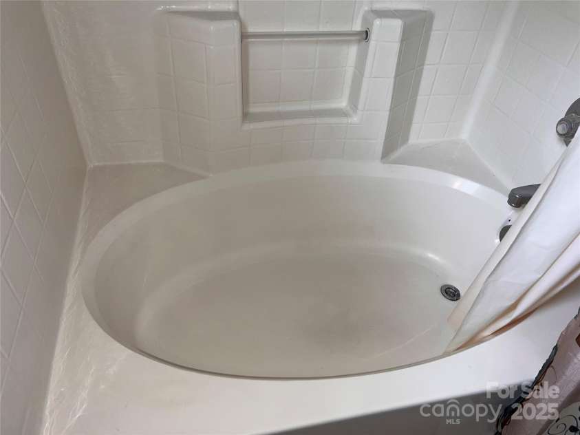 5523 Stone Bluff Court, Charlotte, NC 28214.  MLS# CAR4261273, YatesRealty ID 23429. Sunken tub