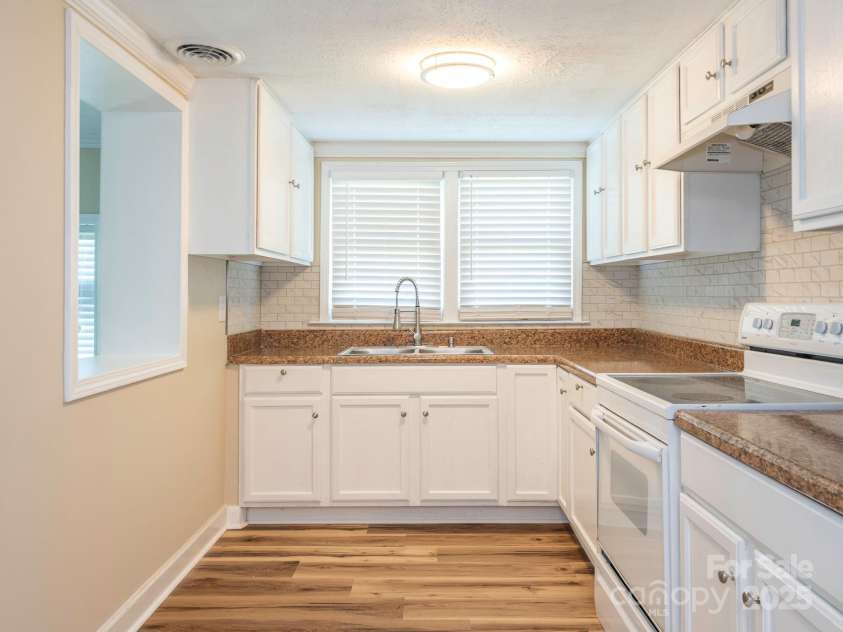 3630 Old Mocksville Road, Salisbury, NC 28144.  MLS# CAR4277049, YatesRealty ID 2343. Kitchen