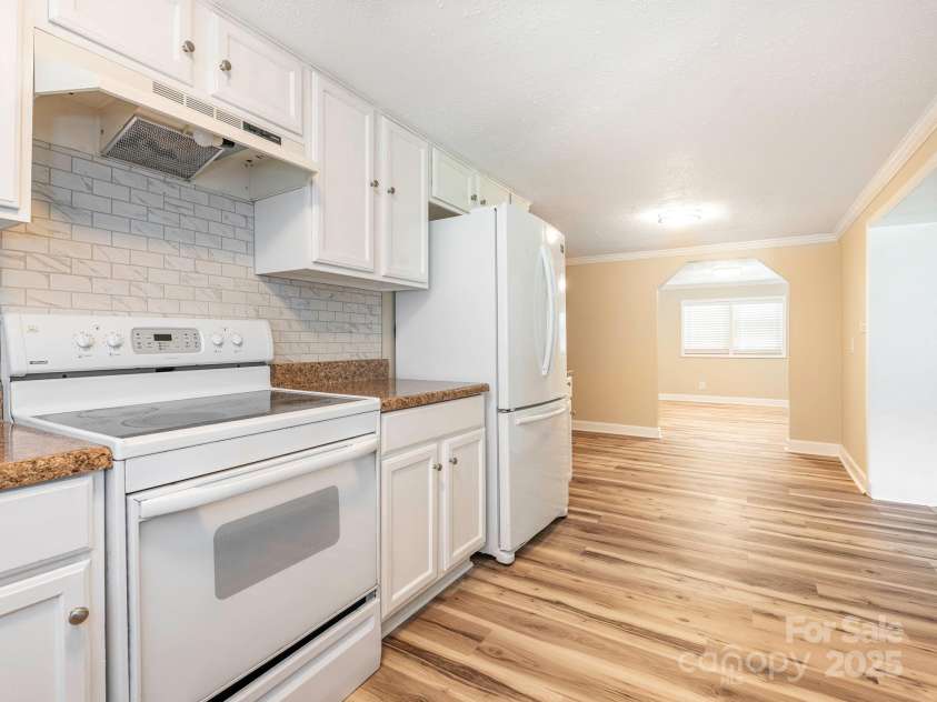 3630 Old Mocksville Road, Salisbury, NC 28144.  MLS# CAR4277049, YatesRealty ID 2343. Kitchen into breakfast nook