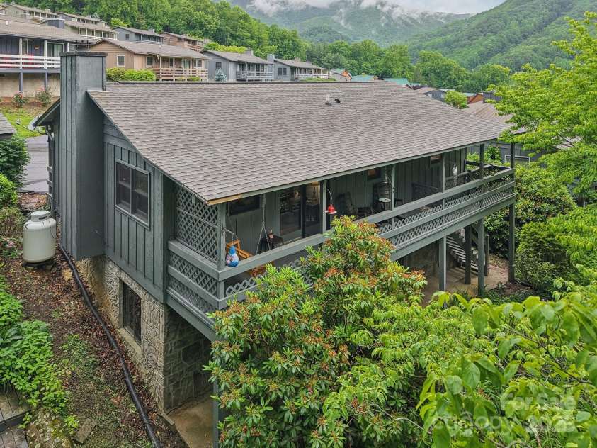 418 Stoney Ridge Loop, Maggie Valley, NC 28751.  MLS# CAR4265478, YatesRealty ID 23431. 