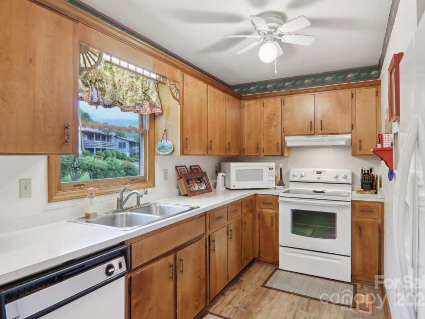418 Stoney Ridge Loop, Maggie Valley, NC 28751.  MLS# CAR4265478, YatesRealty ID 23431. 
