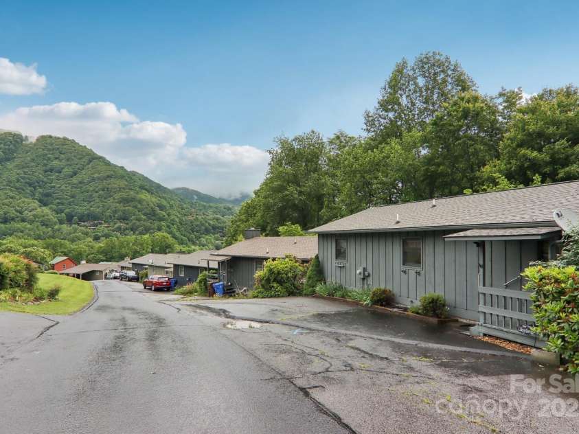 418 Stoney Ridge Loop, Maggie Valley, NC 28751.  MLS# CAR4265478, YatesRealty ID 23431. 