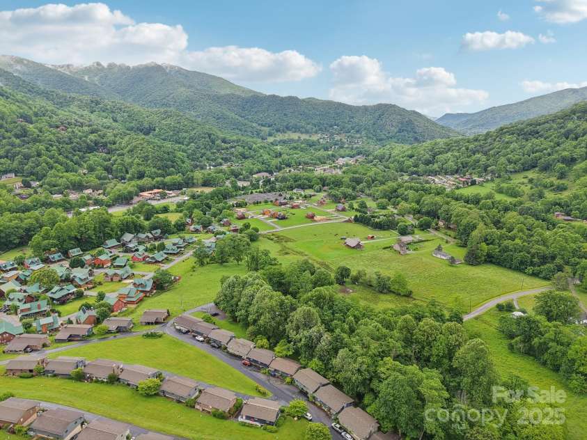 418 Stoney Ridge Loop, Maggie Valley, NC 28751.  MLS# CAR4265478, YatesRealty ID 23431. 