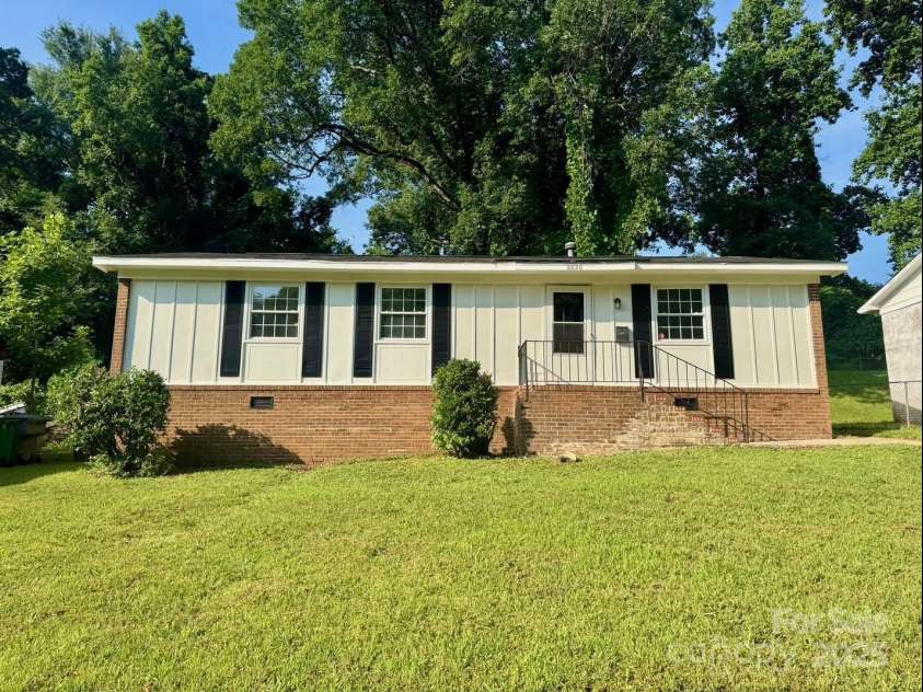 2020 Longleaf Drive, Charlotte, NC 28210.  MLS# CAR4254759, YatesRealty ID 23433. 