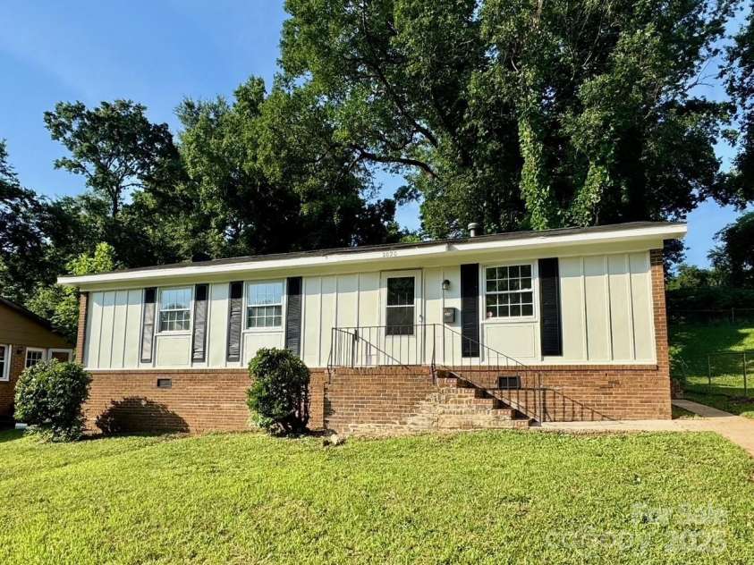 2020 Longleaf Drive, Charlotte, NC 28210.  MLS# CAR4254759, YatesRealty ID 23433. 
