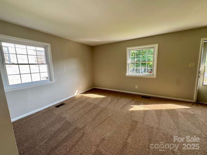 2020 Longleaf Drive, Charlotte, NC 28210.  MLS# CAR4254759, YatesRealty ID 23433. 