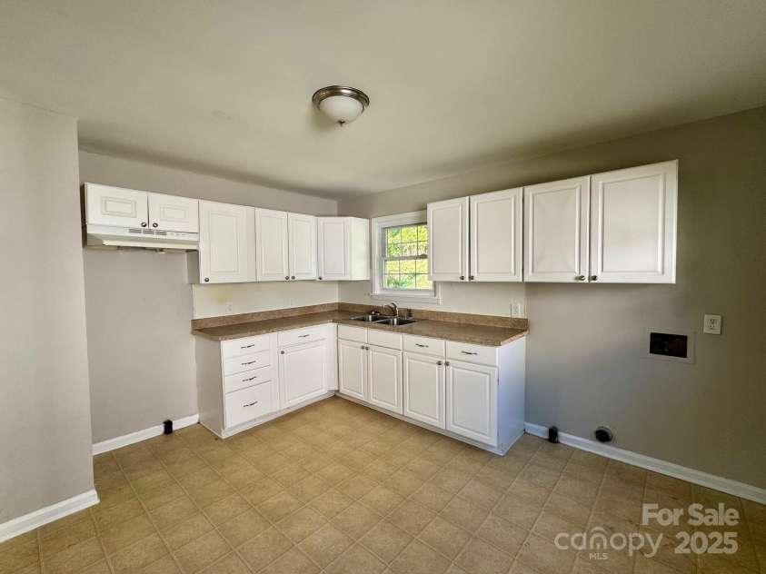 2020 Longleaf Drive, Charlotte, NC 28210.  MLS# CAR4254759, YatesRealty ID 23433. 