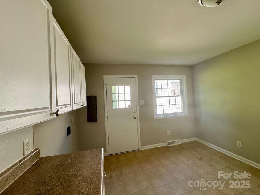 2020 Longleaf Drive, Charlotte, NC 28210.  MLS# CAR4254759, YatesRealty ID 23433. 