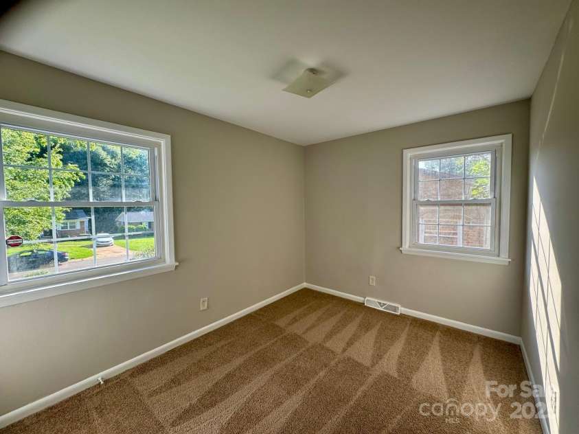 2020 Longleaf Drive, Charlotte, NC 28210.  MLS# CAR4254759, YatesRealty ID 23433. 