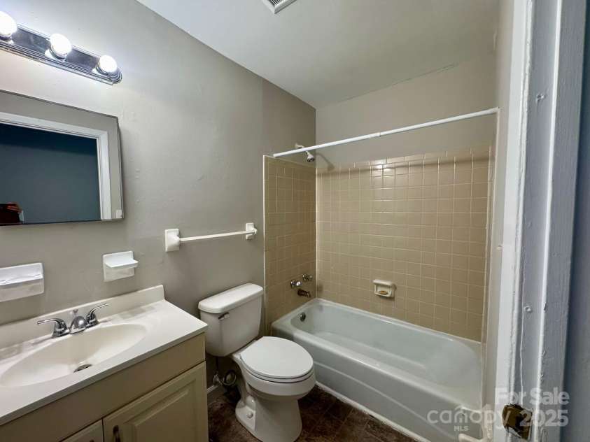 2020 Longleaf Drive, Charlotte, NC 28210.  MLS# CAR4254759, YatesRealty ID 23433. 