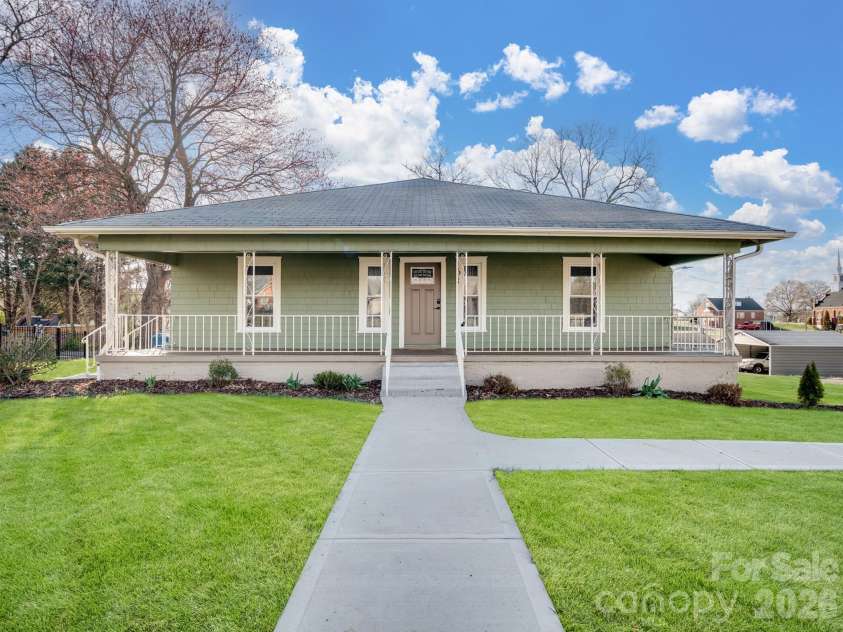 61 27th Street, Hickory, NC 28601.  MLS# CAR4353290, YatesRealty ID 23435. 