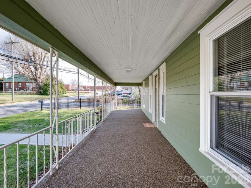 61 27th Street, Hickory, NC 28601.  MLS# CAR4353290, YatesRealty ID 23435. 