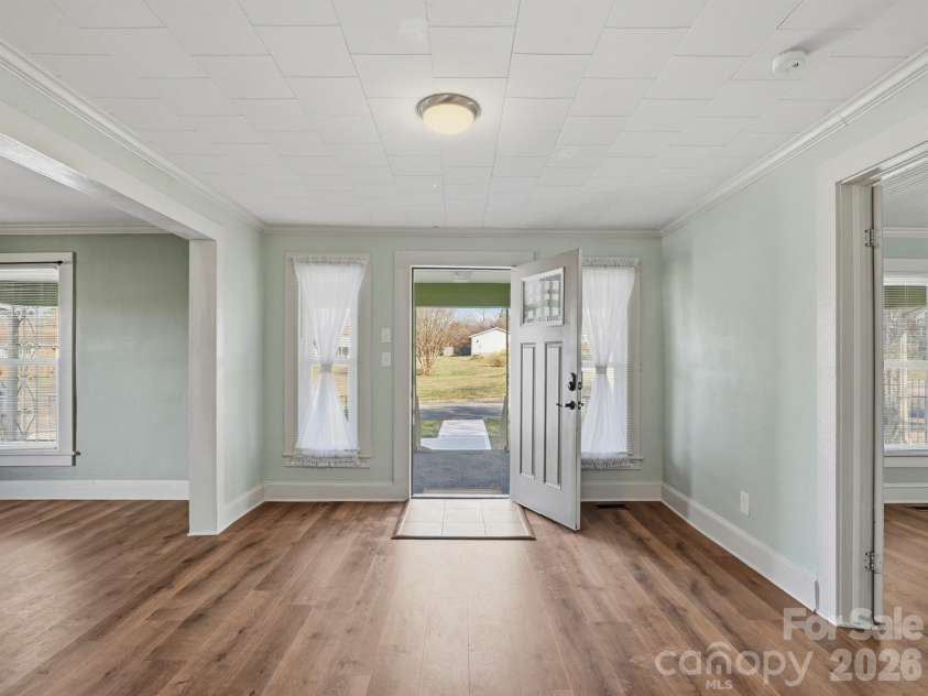61 27th Street, Hickory, NC 28601.  MLS# CAR4353290, YatesRealty ID 23435. 