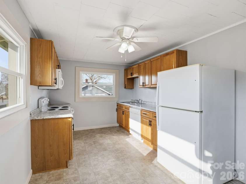 61 27th Street, Hickory, NC 28601.  MLS# CAR4353290, YatesRealty ID 23435. 
