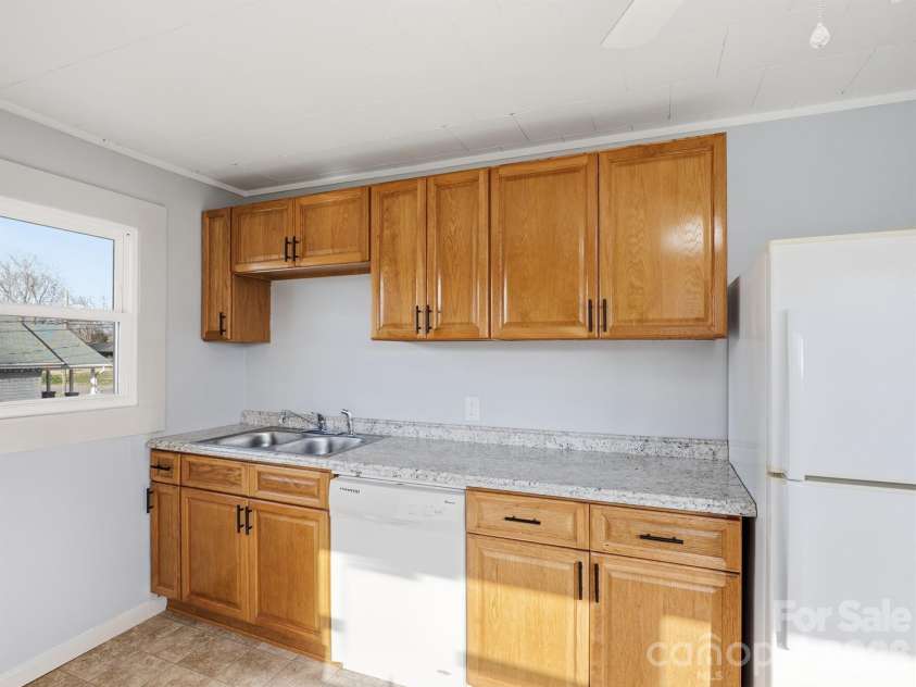 61 27th Street, Hickory, NC 28601.  MLS# CAR4353290, YatesRealty ID 23435. 